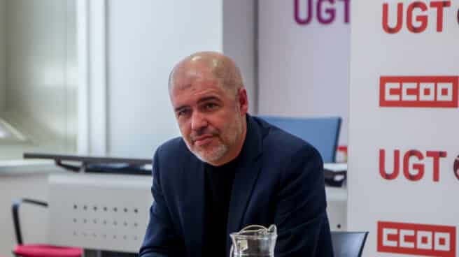 UGT y CCOO analizan la negociación de los convenios de empresa para impulsar el aumento salarial El secretario general de Comisiones Obreras (CCOO), Unai Sordo, durante una reunión.