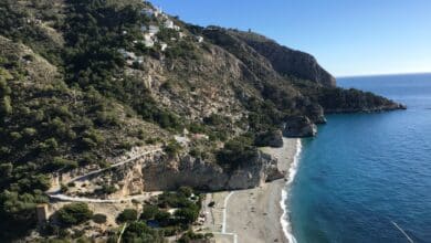 Encuentran un cadáver en la playa de La Herradura (Granada)