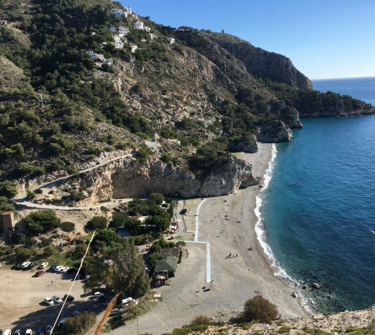 Encuentran un cadáver en la playa de La Herradura (Granada)