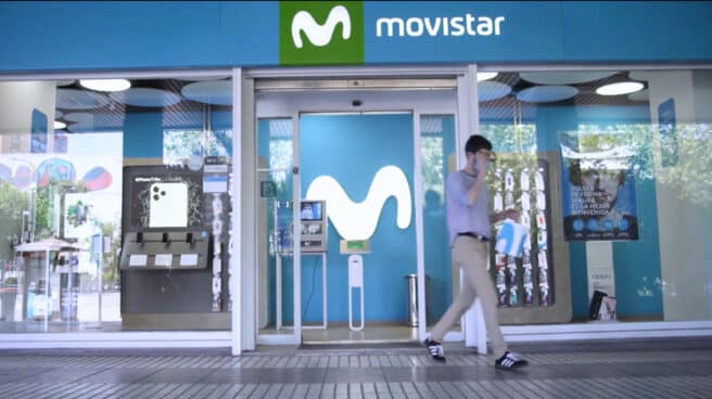 Imagen de una tienda de Movistar, que ofertará a partir del miércoles MiMovistar Una tienda de Movistar en un centro comercial