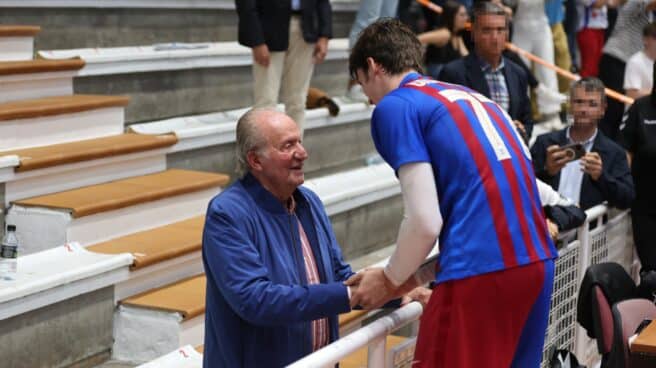 Juan Carlos I y su nieto Pablo Urdangarín se abrazan en Pontevedra tras el partido de balonmano Cisne-Barça B
