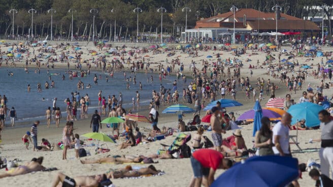 Playa de Samil en Vigo (Galicia) con mucha gente tomando el sol y disfrutando del mar.