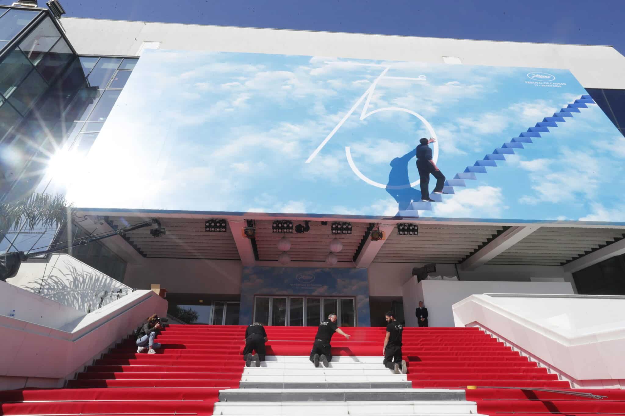 Los trabajadores montan la alfombra roja antes del 75º Festival de Cine de Cannes, en Cannes, Francia, el 17 de mayo de 2022