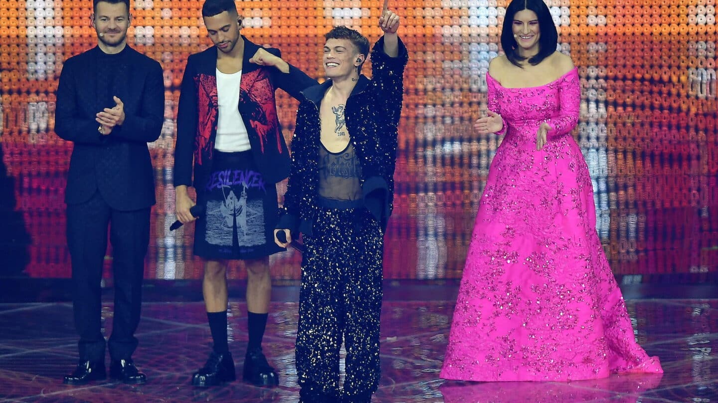 El presentador Alessandro Cattelan (izq.) y Laura Pausini (der.) con los cantantes italianos Blanco y Mahmood