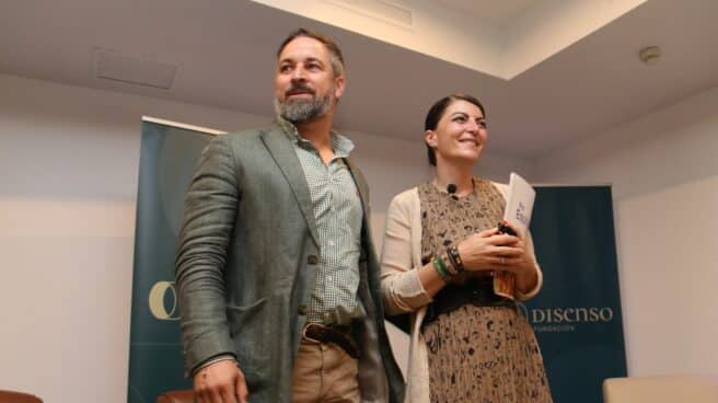 El presidente de Vox, Santiago Abascal, y la candidata a la Presidencia de la Junta, Macarena Olona, participan en la jornada 'Mitos y realidades sobre la inmigración en España' organizada por la Fundación Disenso.