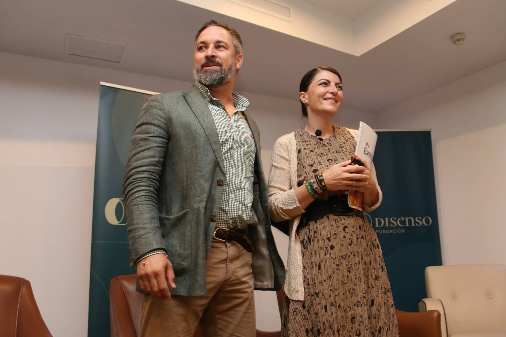 El presidente de Vox, Santiago Abascal, y la candidata a la Presidencia de la Junta, Macarena Olona, participan en la jornada 'Mitos y realidades sobre la inmigración en España' organizada por la Fundación Disenso.