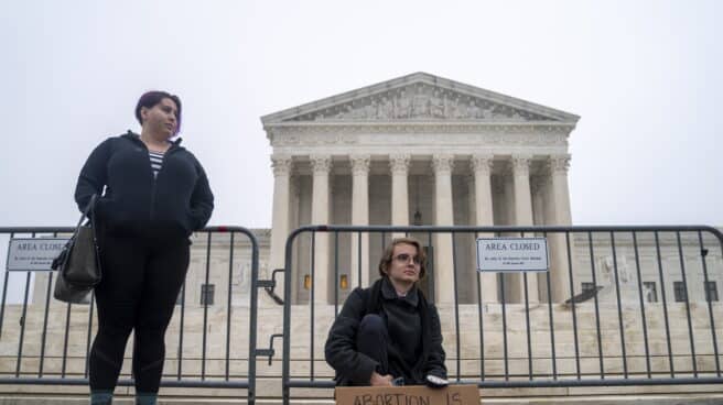 Dos personas defensoras del aborto protestan frente a la Corte Suprema de los Estados Unidos en Washington
