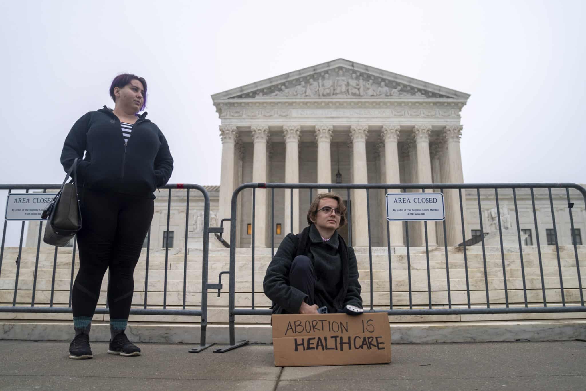 Dos personas defensoras del aborto protestan frente a la Corte Suprema de los Estados Unidos en Washington