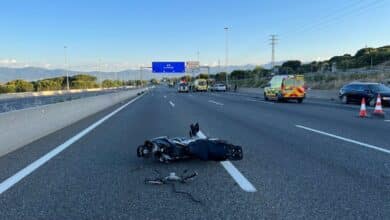 Herido grave un motorista tras ser arrollado por un coche en dirección contraria en la A-6