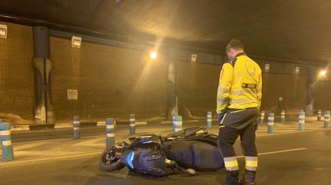 El jefe de médicos del Samur contempla la moto en la que viajaba el fallecido El jefe de médicos del Samur contempla la moto en la que viajaba el fallecido