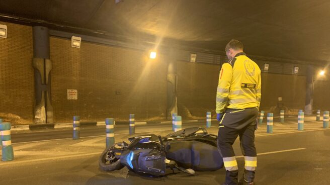 El jefe de médicos del Samur contempla la moto en la que viajaba el fallecido