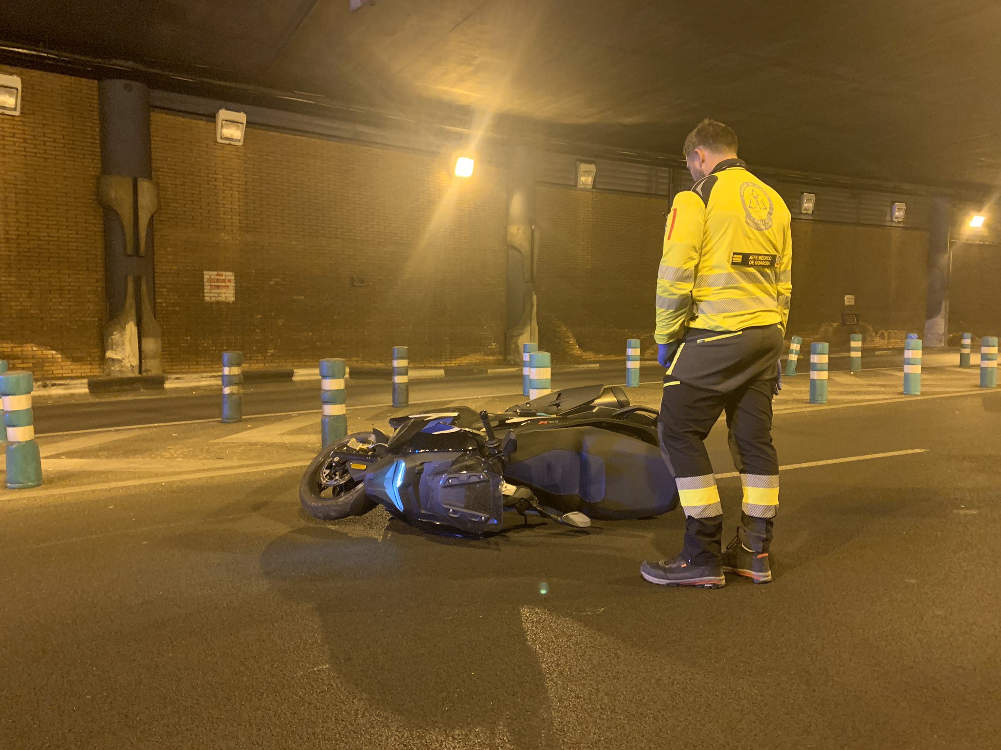 El jefe de médicos del Samur contempla la moto en la que viajaba el fallecido