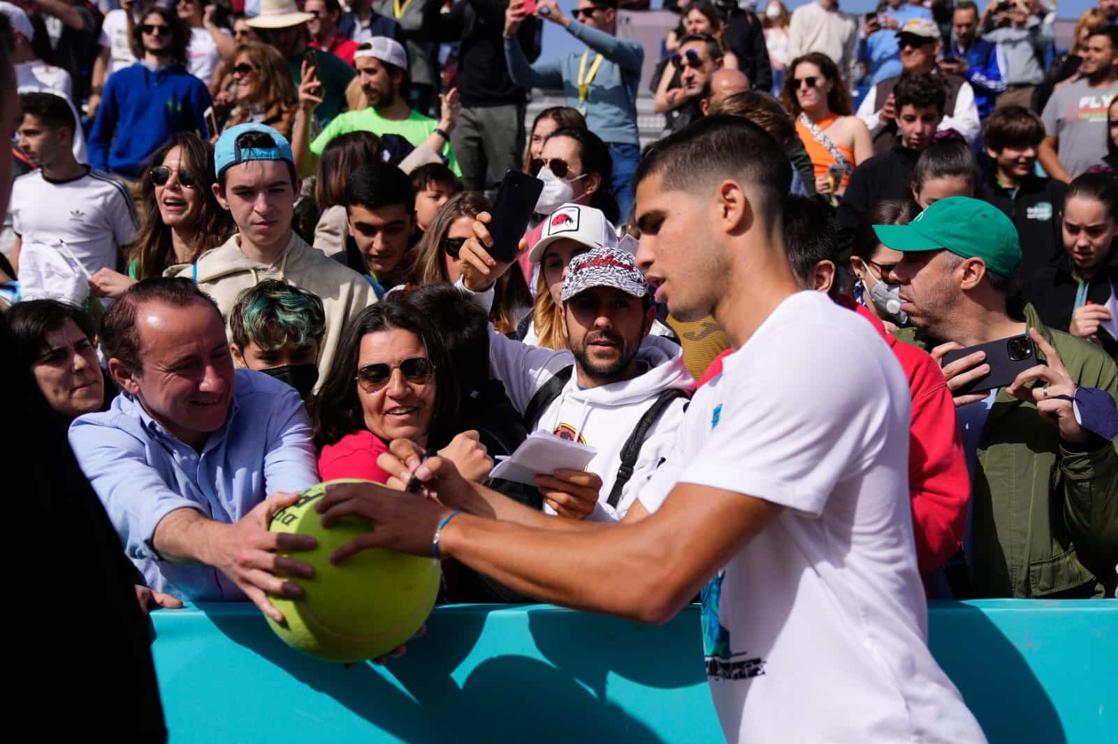 Carlos Alcaraz firma unos autógrafos tras un entrenamiento en el Mutua Madrid Open