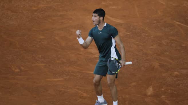 El tenista español Carlos Alcaraz celebra un punto contra el alemán Alexander Zverev, durante la final masculina del Mutua Madrid Open