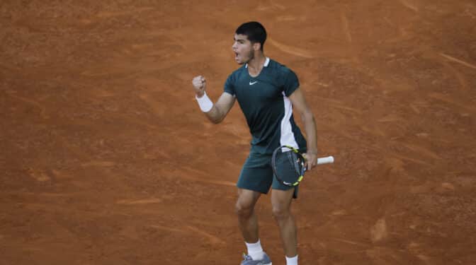 Alcaraz aplasta a Zverev en la final y corona su semana mágica en Madrid