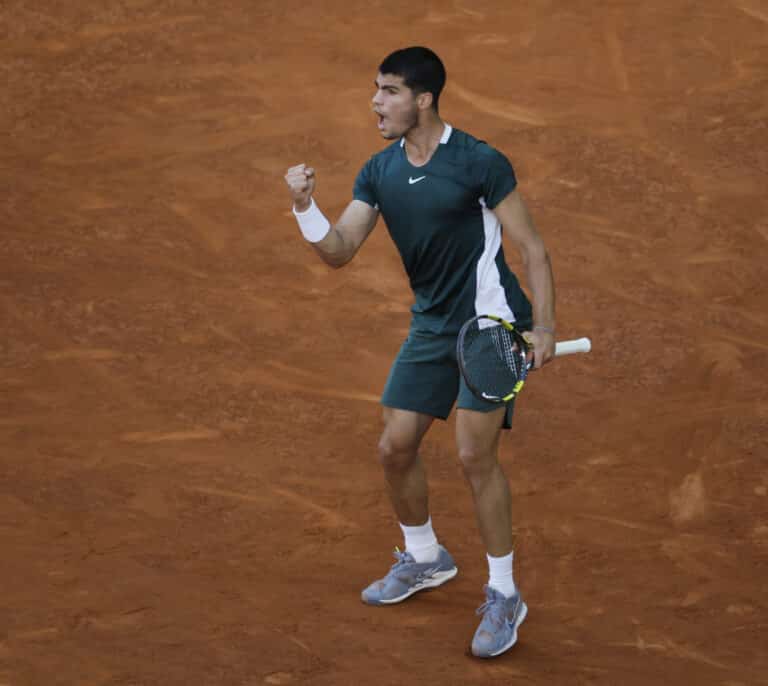 Alcaraz aplasta a Zverev en la final y corona su semana mágica en Madrid