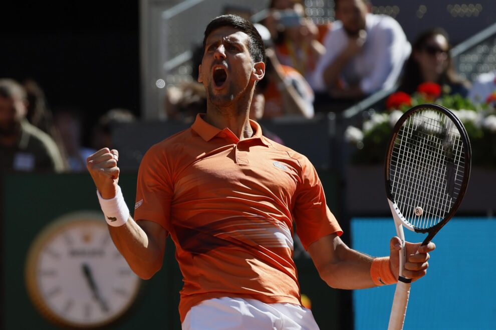 Djokovic celebra el primer set ante Alcaraz en las semifinales de Madrid