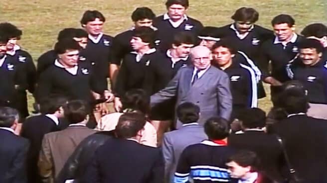 Enrique Tierno Galván, alcalde de Madrid en 1982, posa junto a los integrantes de la selección neozelandesa de rugby en el estadio Central de la Complutense