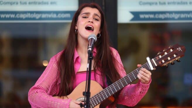 La cantante Amaia durante el concierto en las puertas del cine Capitol, en Madrid