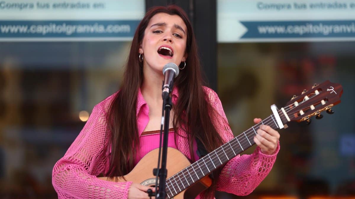 La cantante Amaia durante el concierto en las puertas del cine Capitol, en Madrid