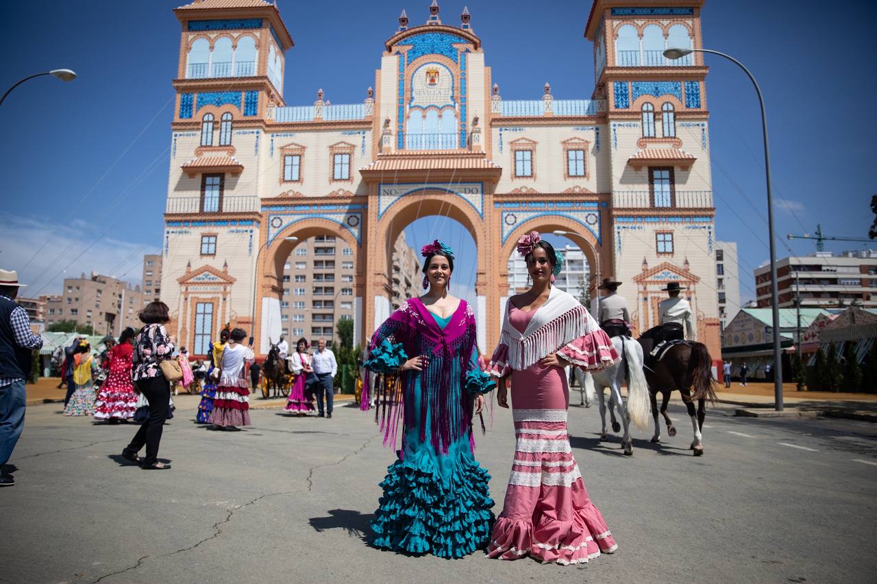 Inés Arrimadas y Begoña Villacís, en la Feria de Sevilla.