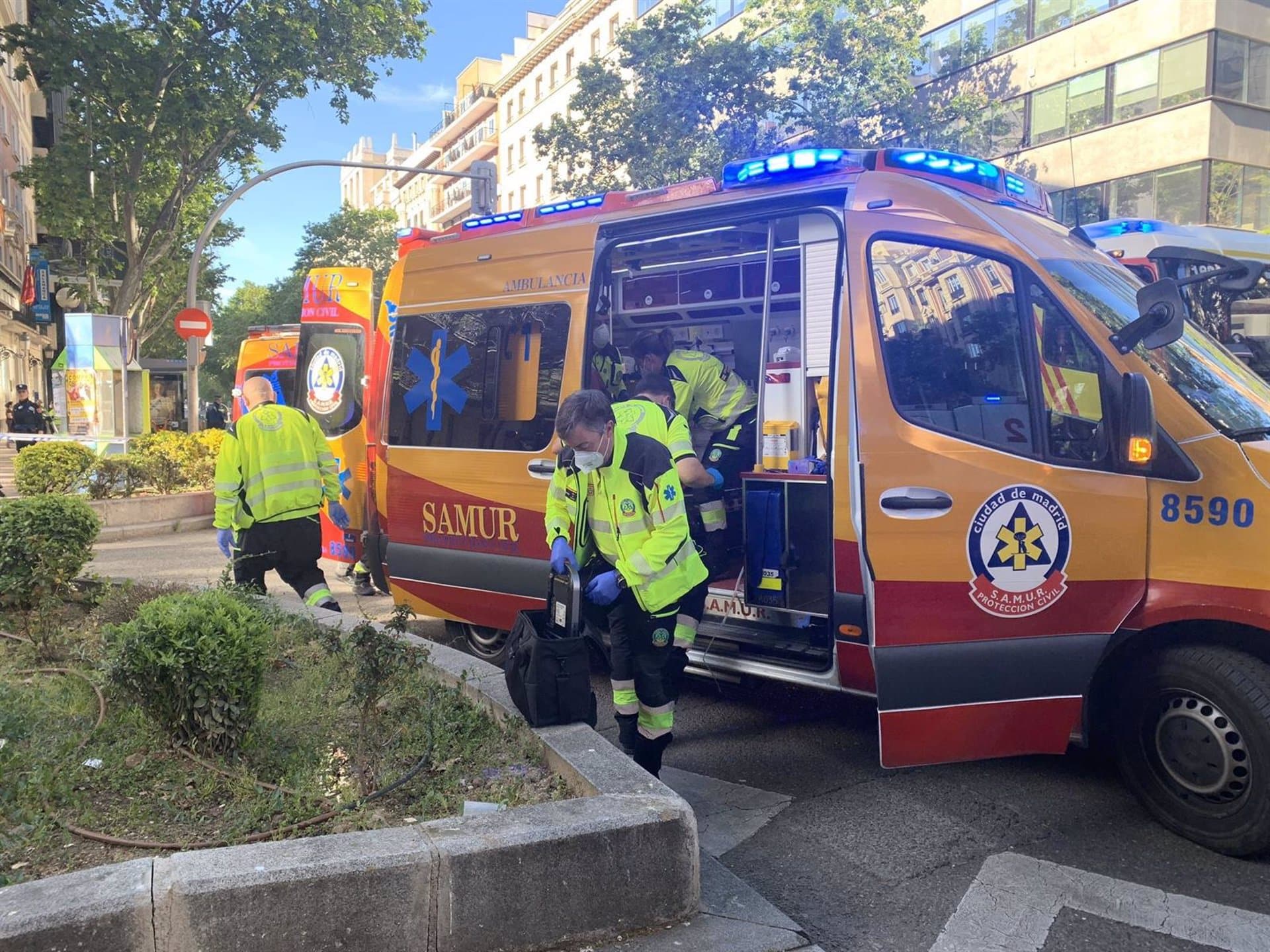 Efectivos del Samur en el lugar del atropello