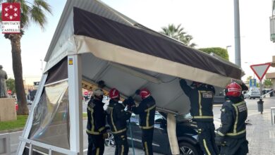 Dos heridos graves, uno de ellos un niño de 1 año, al chocar un vehículo contra la terraza de un bar en Castellón