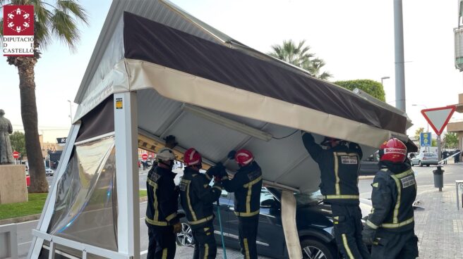 El vehículo del accidente empotrado contra la terraza del bar en Burriana (Castellón)T