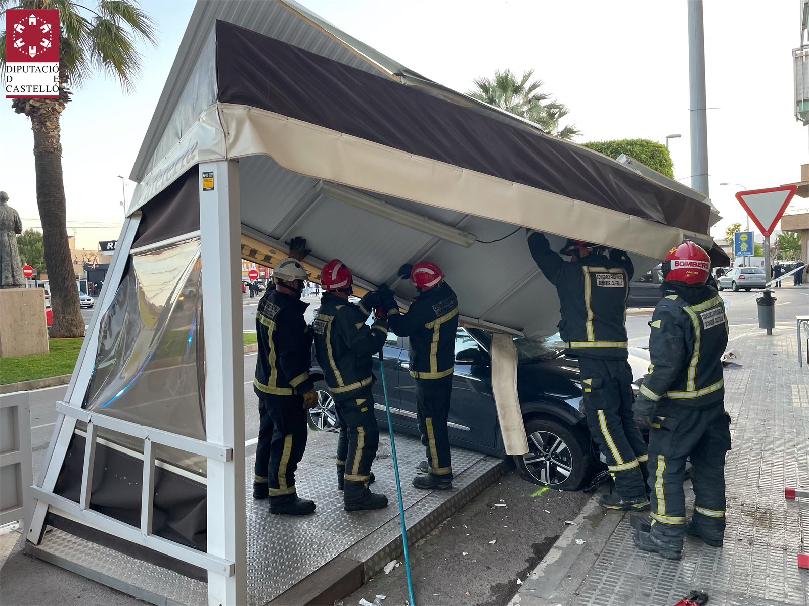 El vehículo del accidente empotrado contra la terraza del bar en Burriana (Castellón)T