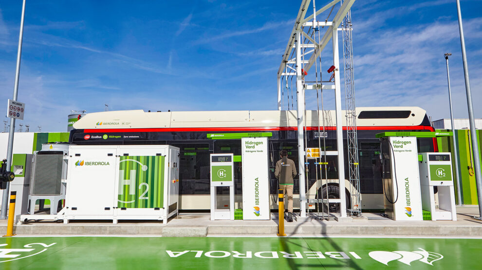 Autobús público de Barcelona recargando en una hidrogenera.