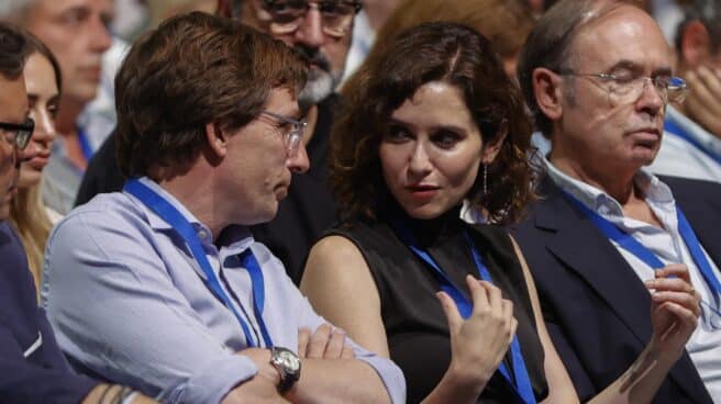 La presidenta de la Comunidad, Isabel Díaz Ayuso, conversa con el alcalde de Madrid, José Luis Martínez-Almeida.