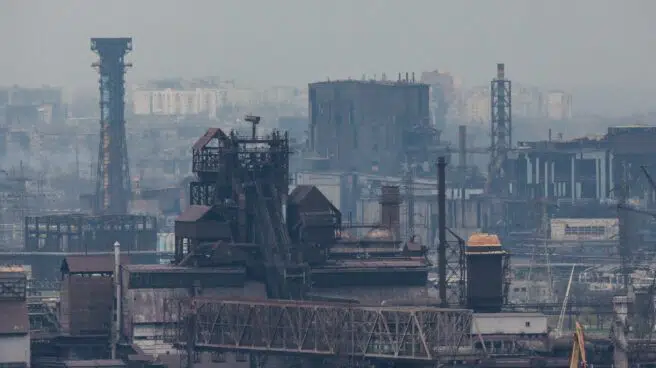 Rusia vuelve a bombardear la acería de Azovstal en Mariúpol donde permanecen 200 civiles