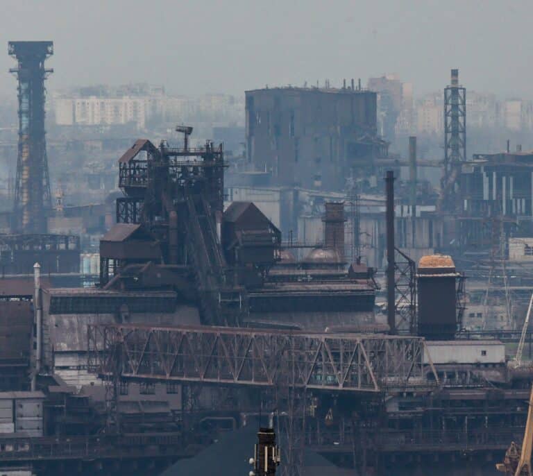 Rusia vuelve a bombardear la acería de Azovstal en Mariúpol donde permanecen 200 civiles