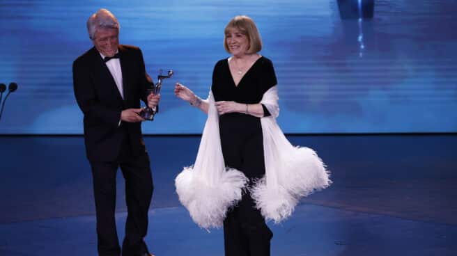 La actriz española Carmen Maura recibe el Premio de Honor de manos del productor Enrique Cerezo (i), durante la ceremonia de entrega de los Premios Platino
