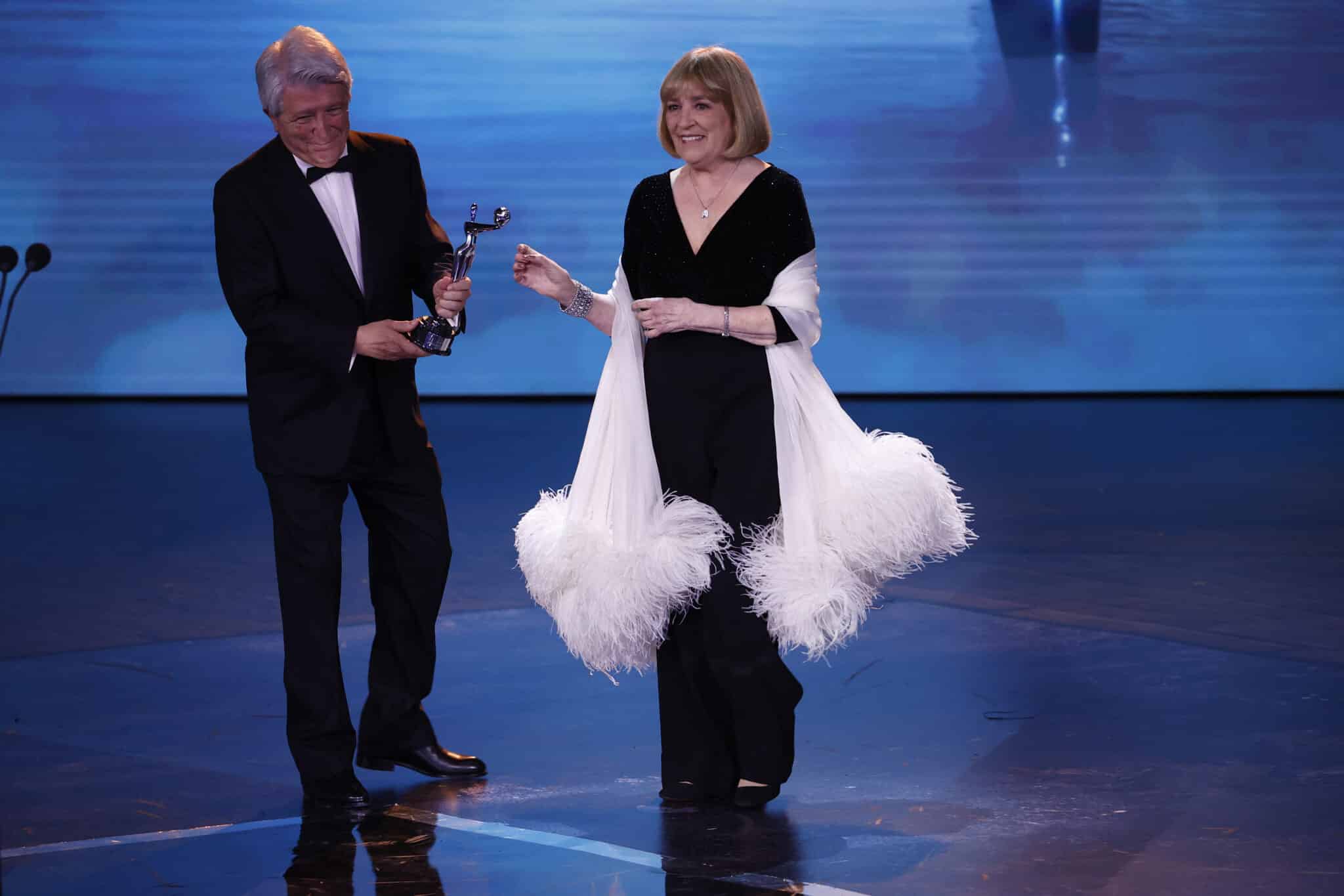 La actriz española Carmen Maura recibe el Premio de Honor de manos del productor Enrique Cerezo (i), durante la ceremonia de entrega de los Premios Platino