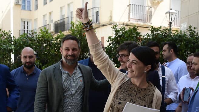 El presidente de VOX, Santiago Abascal (i), junto a la candidata de su formación a la presidencia de la Junta de Andalucía, Macarena Olona (d)