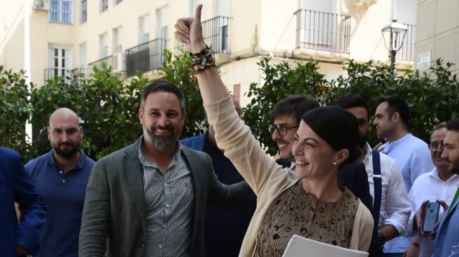 Macarena de Salobreña, torera de Wisconsin El presidente de VOX, Santiago Abascal (i), junto a la candidata de su formación a la presidencia de la Junta de Andalucía, Macarena Olona (d)