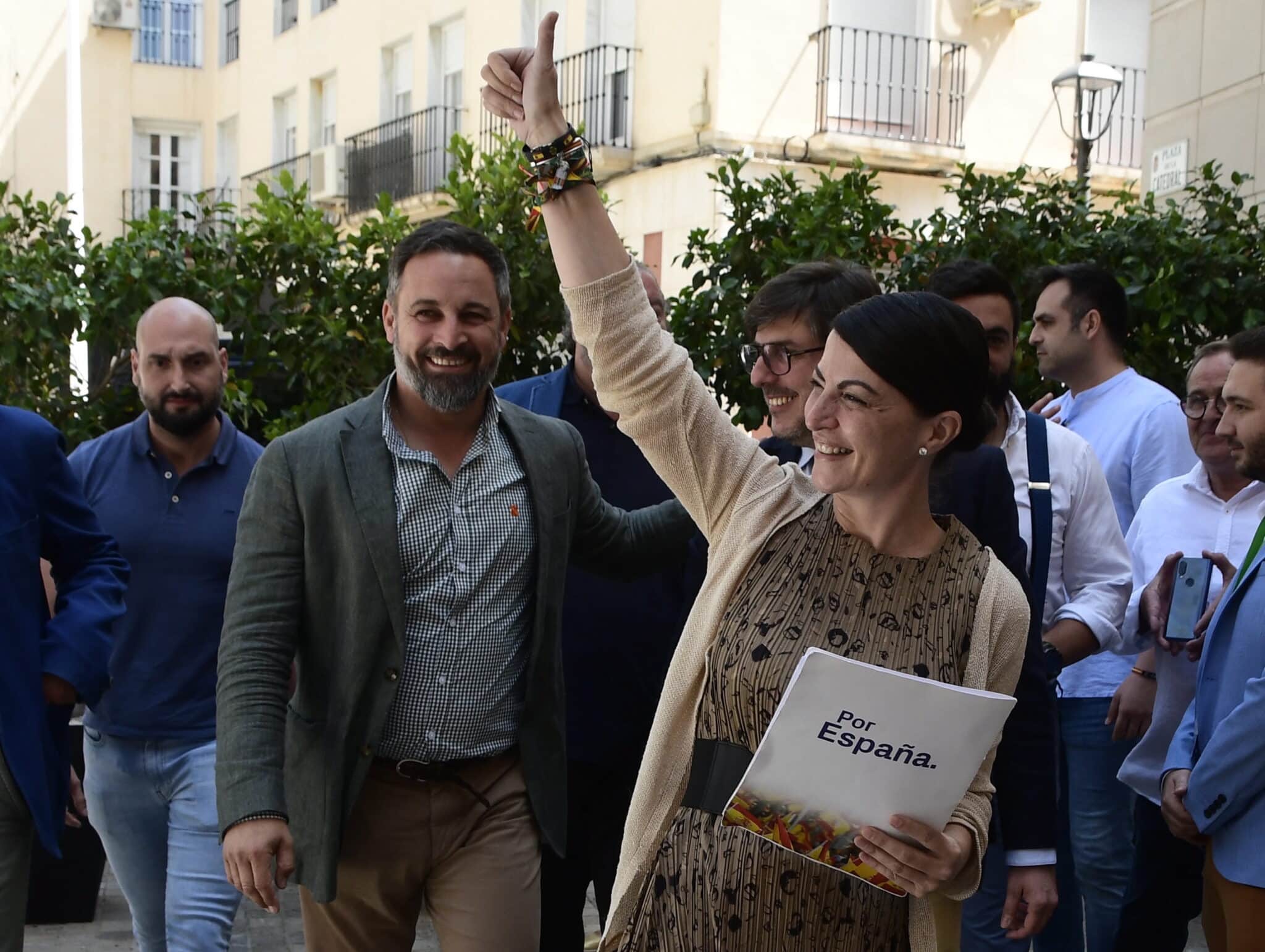 El presidente de VOX, Santiago Abascal (i), junto a la candidata de su formación a la presidencia de la Junta de Andalucía, Macarena Olona (d)