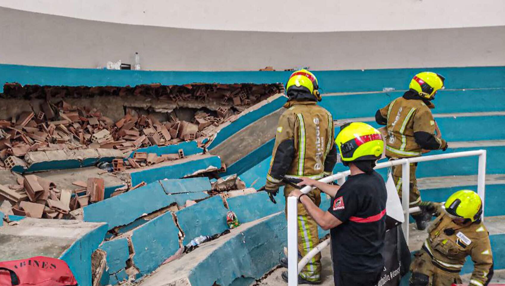 Bomberos de Elda en el pabellón que ha sufrido un derrumbe