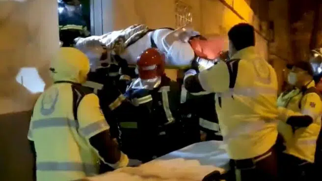 Así fue el rescate heroico a una anciana durante el incendio de su casa en Madrid