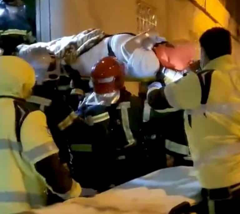 Así fue el rescate heroico a una anciana durante el incendio de su casa en Madrid