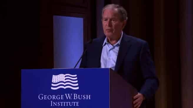El ex presidente de Estados Unidos George W. Bush durante su intervención en la que confundió a Irak con Ucrania El ex presidente de Estados Unidos George W. Bush durante su intervención en la que confundió a Irak con Ucrania