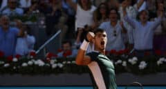 Alcaraz es un fenómeno: remonta ante Djokovic y se clasifica a la final de Madrid