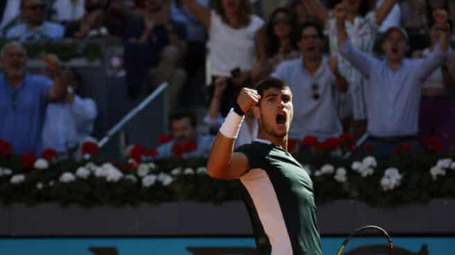 El tenista español Carlos Alcaraz celebra una bola frente al tenista serbio Novak Djokovic, durante el partido de semifinal del Mutua Madrid Open