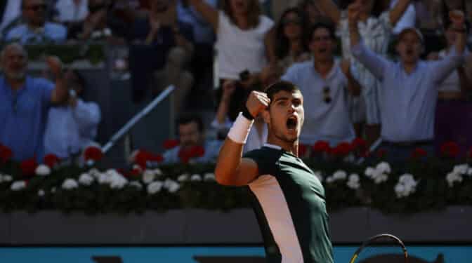 Alcaraz es un fenómeno: remonta ante Djokovic y se clasifica a la final de Madrid