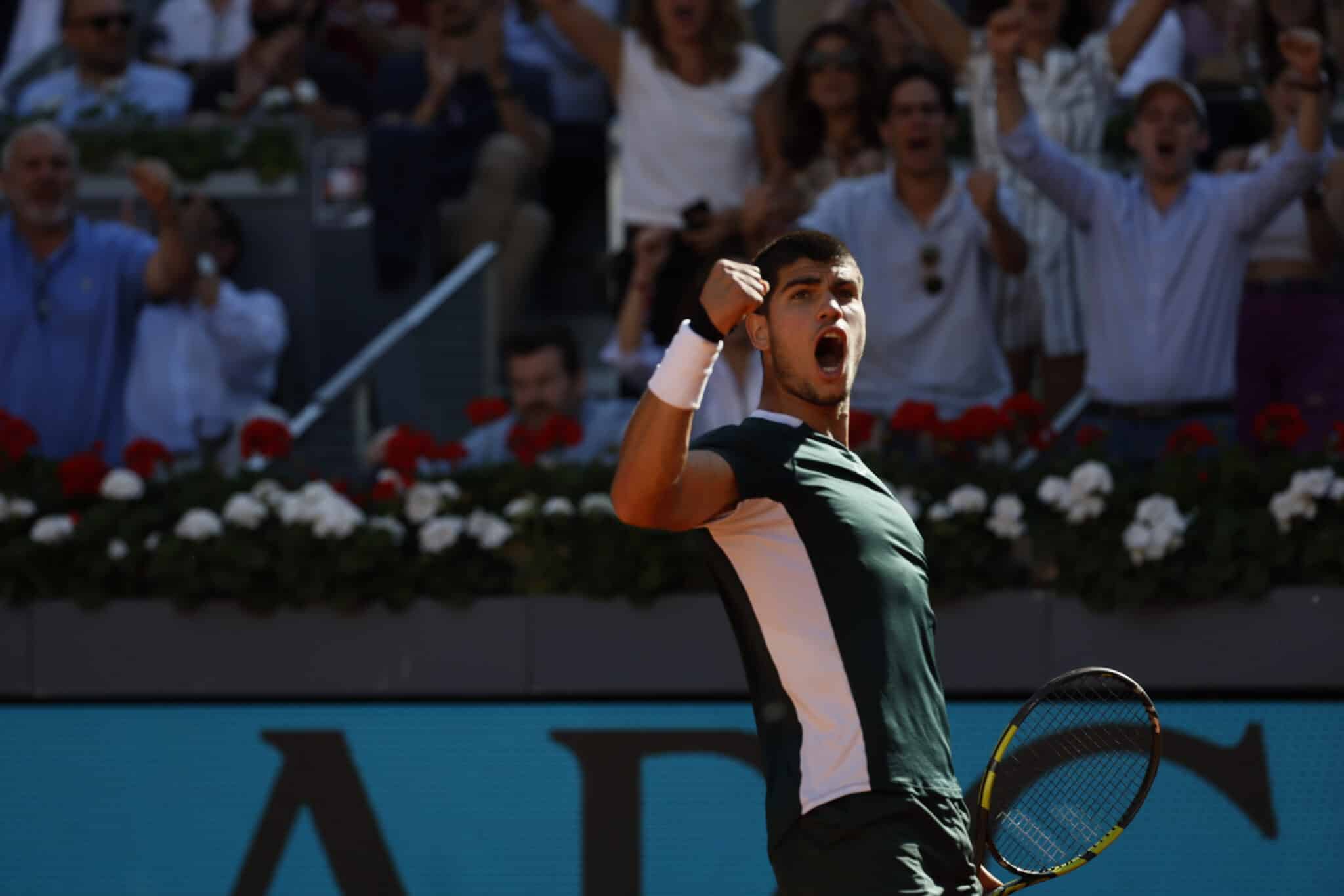 El tenista español Carlos Alcaraz celebra una bola frente al tenista serbio Novak Djokovic, durante el partido de semifinal del Mutua Madrid Open