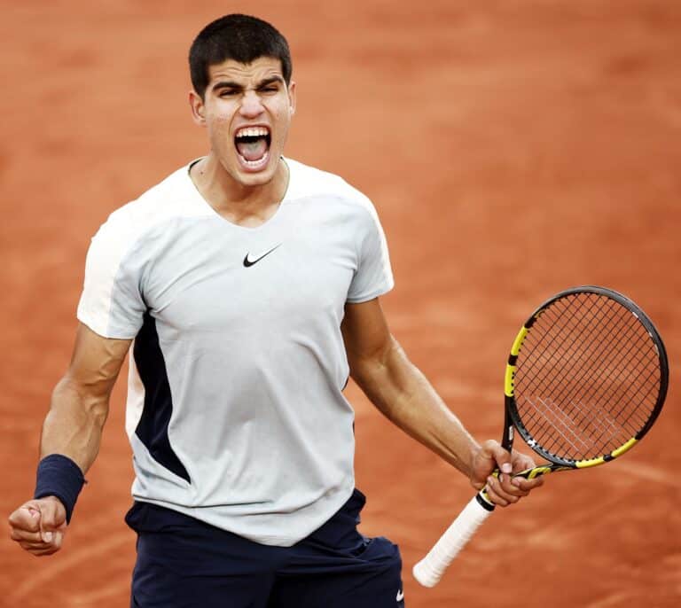 Alcaraz sufre un infierno y Nadal gana con autoridad para avanzar en Roland Garros