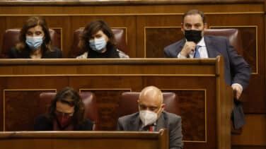 Los servicios médicos atienden a Carmen Calvo tras enterarse en el Congreso de la muerte de su hermano