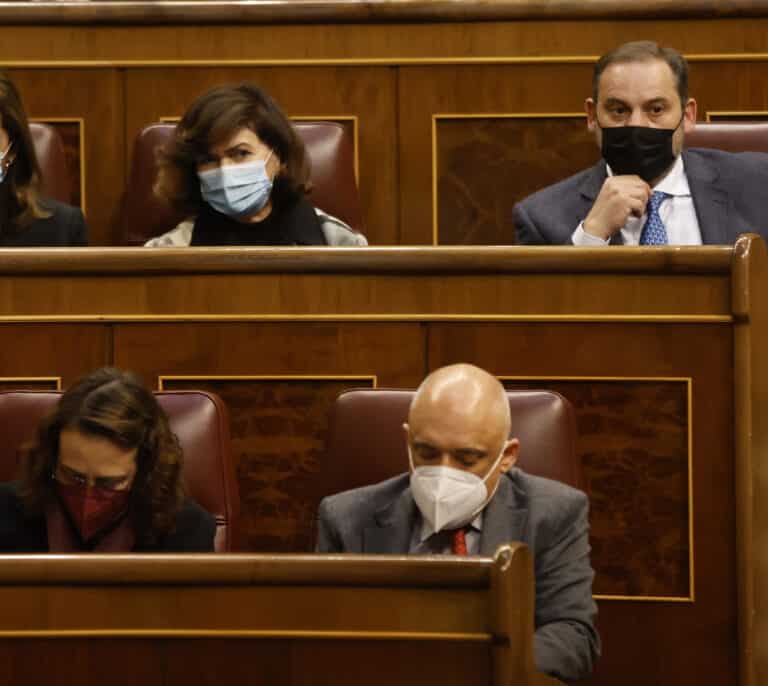 Los servicios médicos atienden a Carmen Calvo tras enterarse en el Congreso de la muerte de su hermano