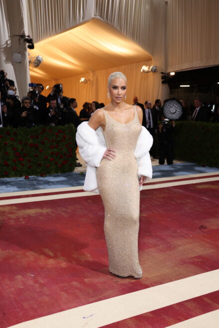 Kim Kardashian en la Met Gala de 2022, vestida con el icónico vestido de Marilyn Monroe de "Happy Birthday Mr. President"